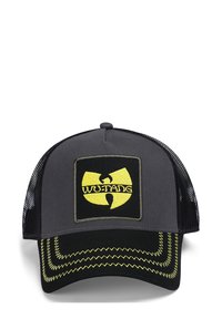 Siva kamiondžijska kapa s crnim mrežastim stranama, koja se ističe žutim izvezenim Wu-Tang logotipom na crnoj oznaci i kontrastnim žutim šavovima na viziru.