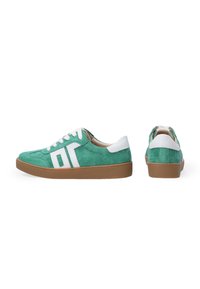 Zielone zamszowe sneakersy z białymi akcentami, okrągły czubek, płaska brązowa gumowa podeszwa i sznurowadła. Zawierają boczny detal z logo oraz kontrastujący obcas.