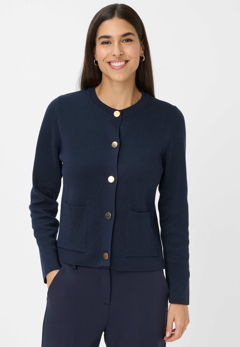 Marineblauer Cardigan aus weichem Stoff, mit Rundhalsausschnitt, goldenen Knöpfen, zwei Fronttaschen und einer figurbetonten Passform.