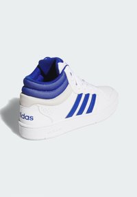 Visoke Adidas tenisice s bijelim kožnim gornjim dijelom i plavim naglascima, teksturiranim mrežastim ovratnikom i tri plave pruge sa strane.