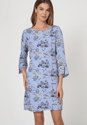 Vestido azul claro con mangas acampanadas de tres cuartos, escote redondo y un estampado de montañas y pájaros. Tela suave con un corte holgado.