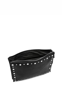 Clutch bag in pelle nera con chiusura a zip, caratterizzato da borchie circolari in argento lungo i lati e una foderatura interna liscia.