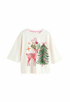 Kurzärmliges cremefarbenes T-Shirt mit bunten Drucken eines rosa Rehs und eines dekorierten Weihnachtsbaums, ergänzt durch Sterne und Schleifen.