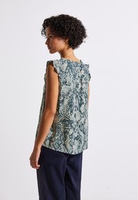 Top senza maniche con un motivo a stampa serpente verde e blu, con spalline arricciate e scollatura rotonda, realizzato in tessuto leggero.