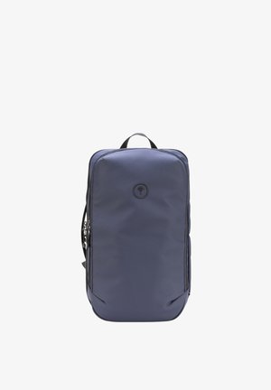 Sac à dos rectangulaire bleu foncé avec bords arrondis, poignée supérieure, fermetures éclair latérales et petit logo circulaire au centre devant.