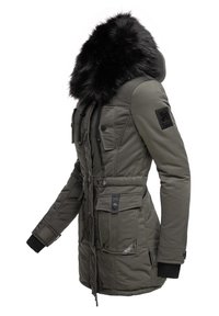 Olijfgroene parka met een zwarte nepbont capuchon, rits- en knoopsluiting, meerdere voordozen en ribgebreide manchetten.