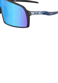 Schwarz gerahmte Sonnenbrille mit blauen Spiegellinsen. Verfügt über eine geometrische Form, gemusterte Bügel und silberne Akzentdetails.