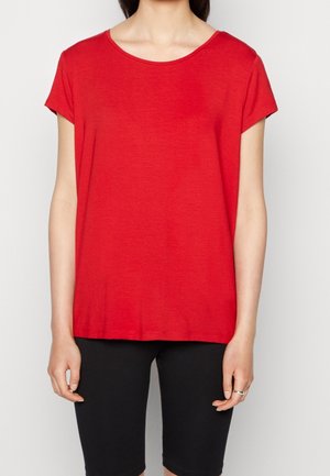 T-shirt rossa a maniche corte con scollatura rotonda, realizzata in tessuto morbido, vestibilità comoda, design semplice, indossata sopra pantaloni corti neri.