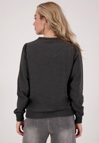 JE M'APPELLE Sweater - grijs
