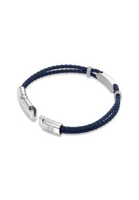 Bracelet en cuir tressé bleu marine avec des accents en acier inoxydable et un fermoir cylindrique. Détail en métal texturé près du fermoir.