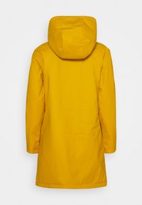 Gul regnkappa med huva, tillverkad av ett slätt vattentåligt material. Har en medellång design och enkla sömmar utan ytterligare detaljer.