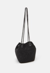Borsa a secchiello nera con perline, dotata di doppie tracolle a catena, base arrotondata e chiusura con cordoncino. Superficie testurizzata con perline luccicanti.