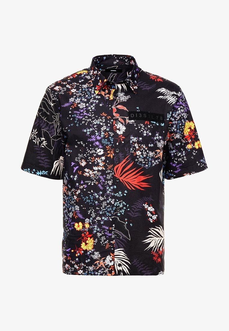 Chemise noire à manches courtes avec boutons, motifs floraux et feuilles colorés, avec une poche poitrine indiquant le texte "D13S3L78".