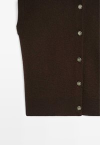 Brązowa dzianinowa kamizelka o prostym kroju, pięć guzików w kolorze złota i ściągacz na dole. Materiał wydaje się miękki o gładkiej teksturze.