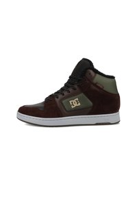 Baskets montantes en suède marron avec accents verts, panneau texturé, logo doré, lacets noirs et doublure en fausse fourrure autour de la cheville. Semelle en caoutchouc.