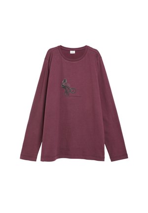 Bordeauxrode longsleeve met een zwarte afbeelding van een persoon die een stunt uitvoert op een BMX-fiets in het midden voor.