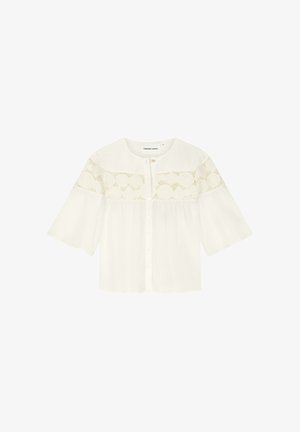 Weiße Bluse mit weiten Ärmeln, vorne mit Knöpfen und Spitzen-Detail über Brust und Schultern.