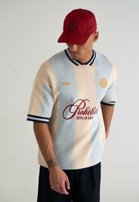 PROHIBITED Apdrukāts T-krekls - blue cream