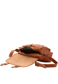 Borsa messenger in pelle color cuoio con un compartimento zip e un interno liscio. Include una chiusura a pattina piatta e una tracolla regolabile.