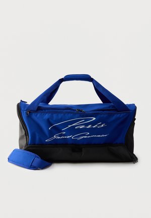 Sac de sport bleu et noir avec l'inscription « Paris Saint Germain » en lettres blanches, doté de deux poignées et d'une bandoulière réglable.