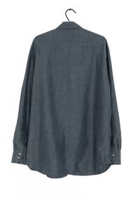 Camisa de manga larga gris, con una tela suave y texturizada, puños con botones y dobladillo curvado, mostrada desde la parte trasera sobre un fondo blanco.