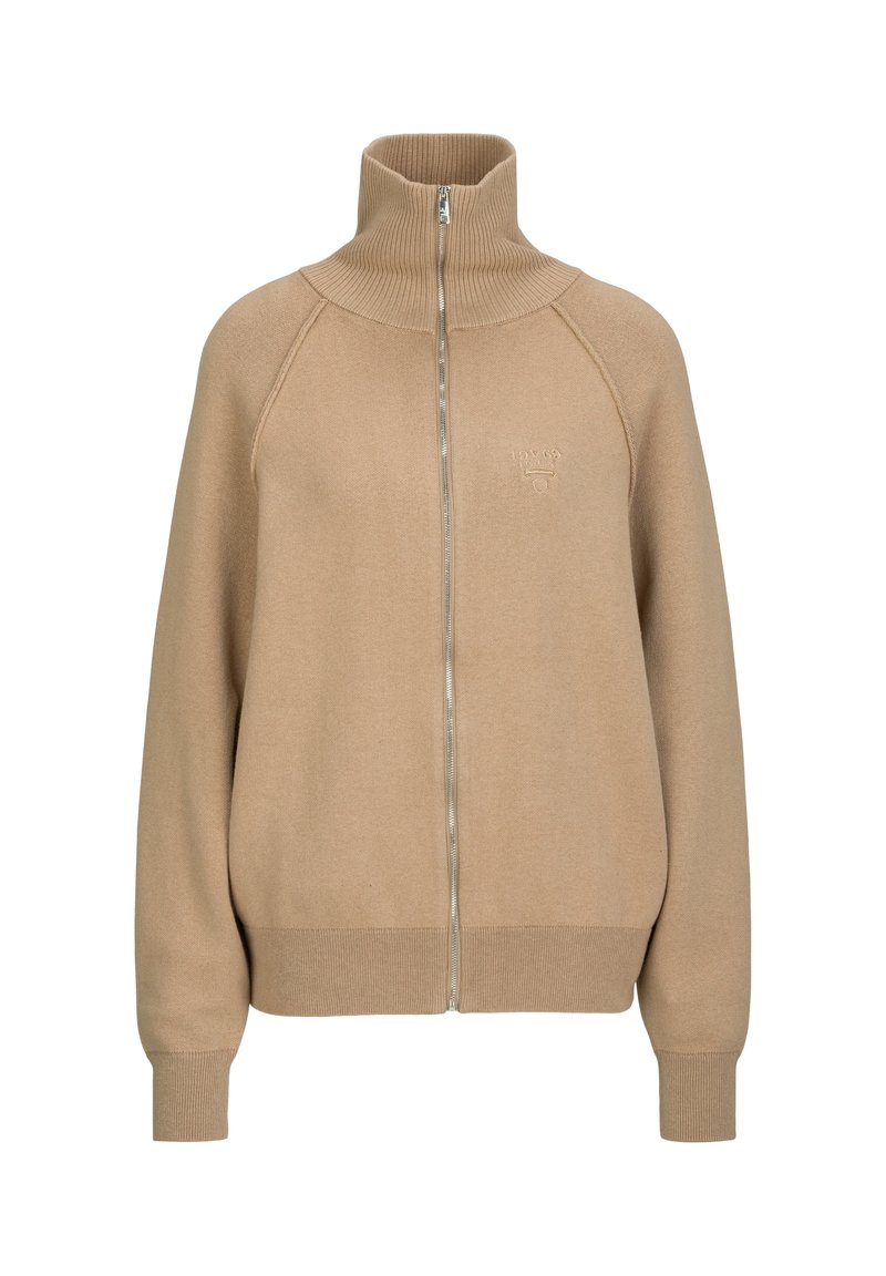 Beiger Pullover mit Reißverschluss aus weichem Strickmaterial, mit hohem Kragen, gerippten Bündchen und einem dezenten Logo auf der Brust.