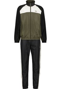 Tuta composta da una giacca con zip nei colori verde oliva, nero e bianco e pantaloni neri abbinati con strisce bianche ai lati. Tessuto satinato.