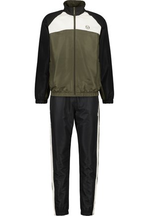 Tracksuit mit einer Reißverschlussjacke in Olivgrün, Schwarz und Weiß sowie passenden schwarzen Hosen mit weißen Seitenstreifen. Seidige Textur.