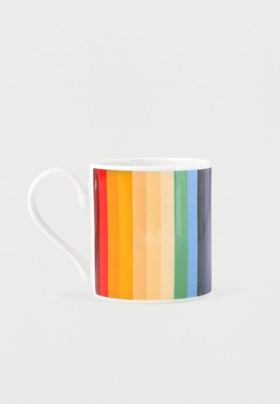 Mug en céramique blanche avec des rayures verticales rouge, orange, jaune, beige, vert, bleu, noir et violet sur un fond uni.