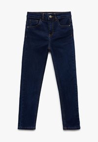 Jeans in denim blu scuro con una vestibilità slim, dotati di cinque tasche, cuciture dorate e chiusura frontale con bottoni. Texture liscia.