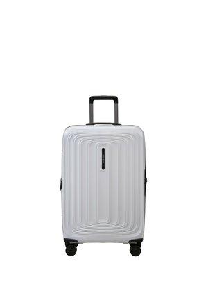 Weißer Hartschalenkoffer mit vier schwarzen Rädern, einem schwarzen Teleskopgriff und einem zentralen vertikalen Designmuster.