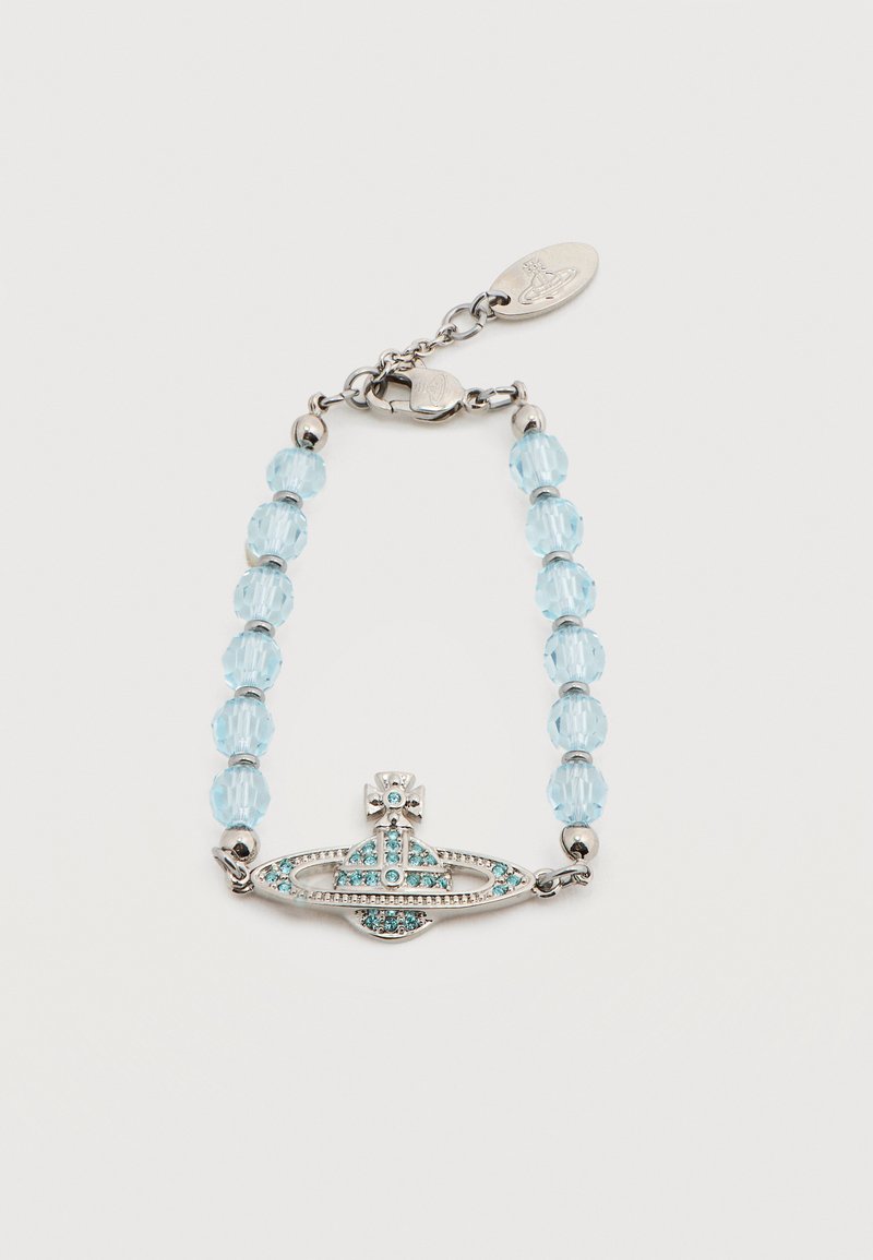 Βραχιόλι με σχεδιασμό από ασημί μέταλλο και κεντρικό διακοσμητικό με μπλε πολύτιμο λίθο, περιτριγυρισμένο από ανοιχτό μπλε πολύεδρα χάντρες και κούμπωμα.
