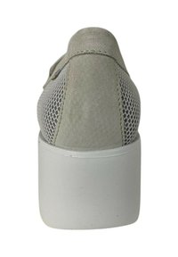 Scarpa slip-on in suede grigio e mesh con punta tonda, suola bianca elevata e dettagli di cucitura lungo i bordi. Superficie testurizzata visibile.