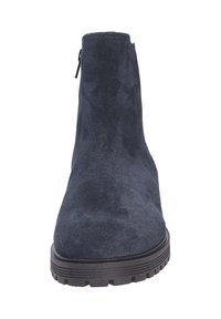 Stivaletto alla caviglia in suede blu scuro con una superficie liscia, chiusura con zip laterale e una suola in gomma spessa e testurizzata per una buona aderenza.