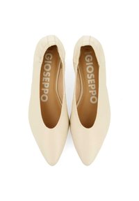 Des ballerines beiges à bout pointu, en matériau lisse et doux, avec des bords élastiqués. L'intérieur présente le logo GIOSEPPO.