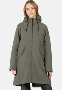 Parka impermeable verde oliva con cierre de cremallera, capucha ajustable y bolsillos laterales. Presenta una textura suave y un diseño hasta la rodilla.