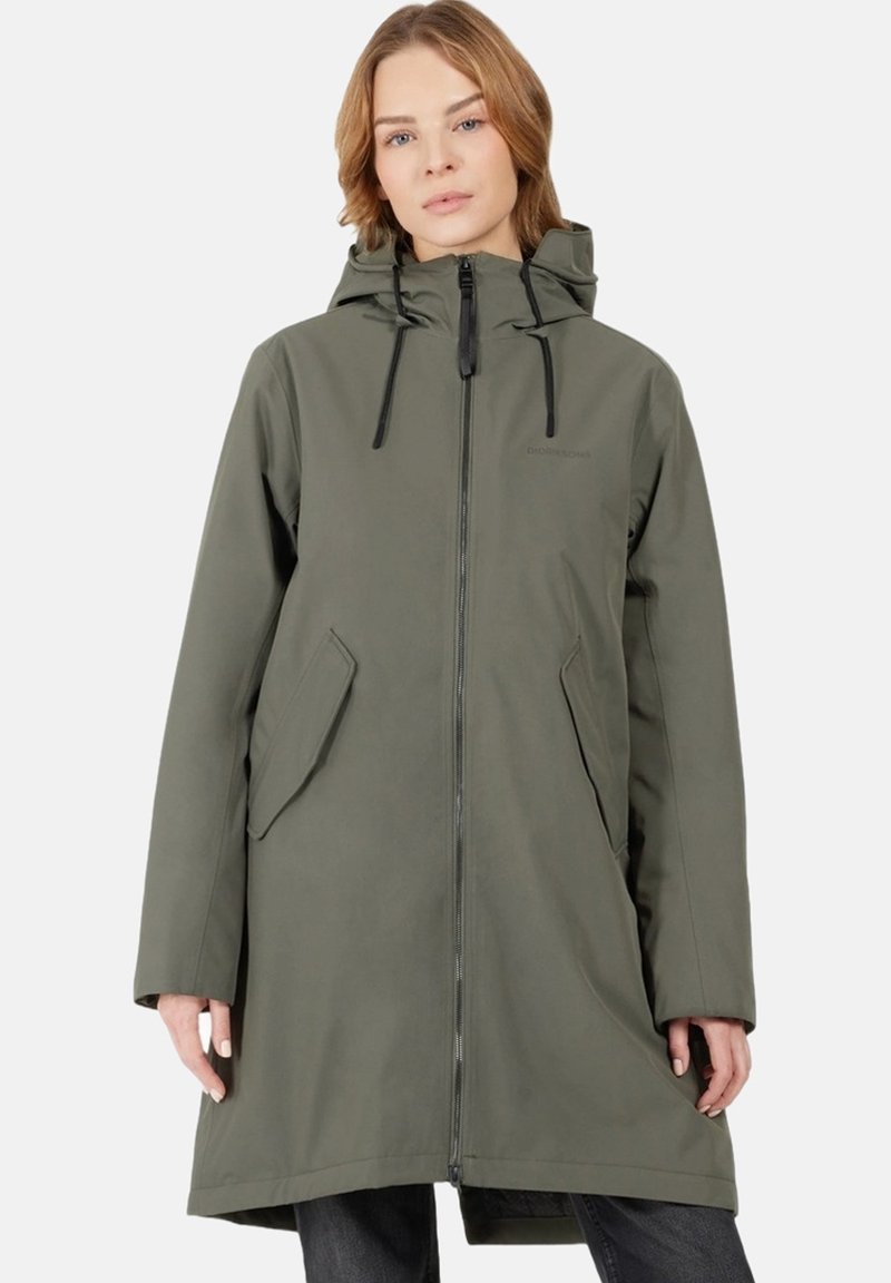 Parka impermeable verde oliva con cierre de cremallera, capucha ajustable y bolsillos laterales. Presenta una textura suave y un diseño hasta la rodilla.
