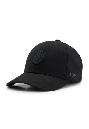Sort baseballkasket med buet skygge, rundt sort emblem med bogstavet "B" foran og "BOSS" trykt i grå på siden.