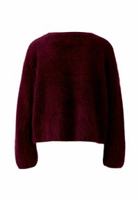 Bordeaux mohair trui met een boxy vorm, verlaagde schouders en lange mouwen. Zachte, pluizige textuur met een brede halslijn en zonder sluitingen.
