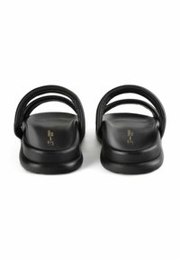 Zwarte sandalen met twee textuurbanden en een gladde zool. Gevoerde voetbed en minimalistisch ontwerp voor comfort en stijl.