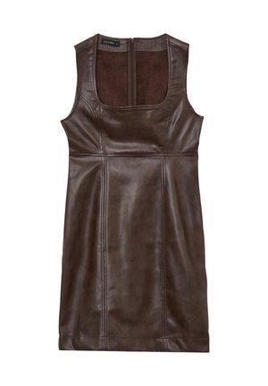 Abito senza maniche in pelle marrone con scollatura quadrata, texture sottile e zip posteriore. Presenta dettagli di cucitura per una silhouette aderente.