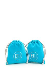 To turquoise snorrefeedbacks lavet af blødt stof, prydet med et rundt logo med "Elli" og "by Julie & Grace" i hvid tekst.