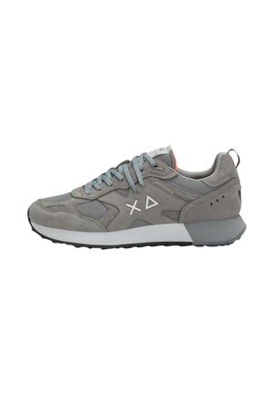 Grijze en lichtblauwe herensneaker met mesh- en suèdepanelen, lichtblauwe veters, witte tussenzool, zwarte buitenzool en geometrisch logo aan de zijkant.