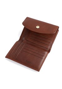 Portafoglio in pelle marrone con chiusura a patta e un bottone a pressione dorato, diverse fessure per carte e interno textured. Il logo del marchio è impresso all'interno.