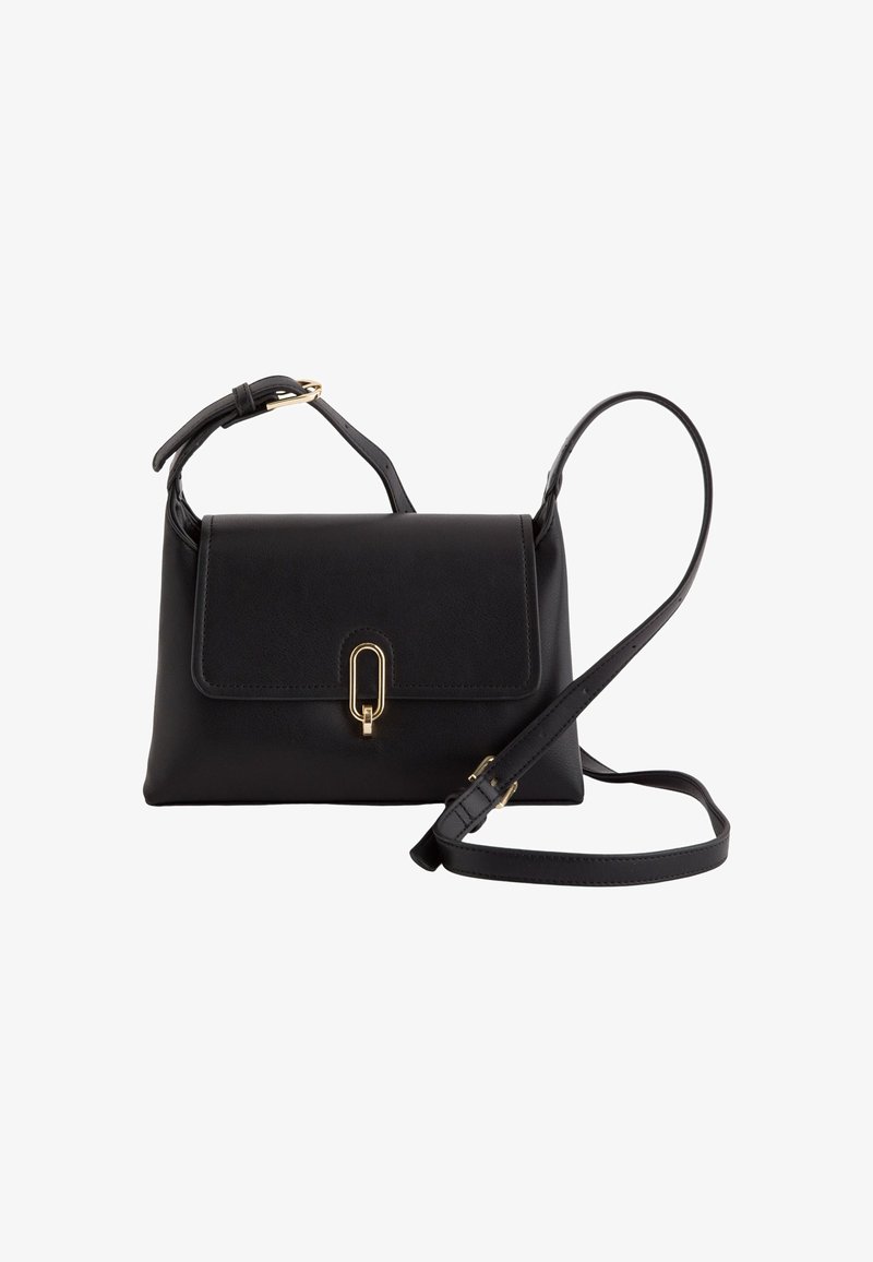 Sort læderhåndtaske med et struktureret design, der har klaplukning, guldbeslag og en justerbar skulderrem. Glat tekstur.
