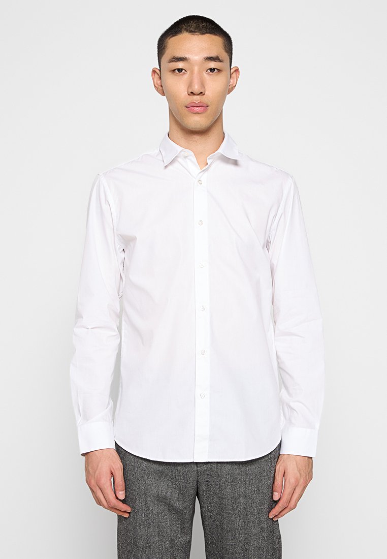Witte langslurfhemd van katoen, met een klassieke kraag en een knoopsluiting aan de voorkant. Glad textuur zonder patronen of accenten.