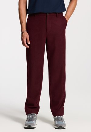 Pantaloni bordeaux realizzati in tessuto morbido con un design a gamba dritta. Presentano una chiusura con bottone, passanti per la cintura e tasche laterali.