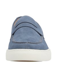 Blauwe suède instappers met een gladde textuur, met een gestikt ontwerp op de bovenkant en een witte rubberen zool. Minimalistische uitstraling.