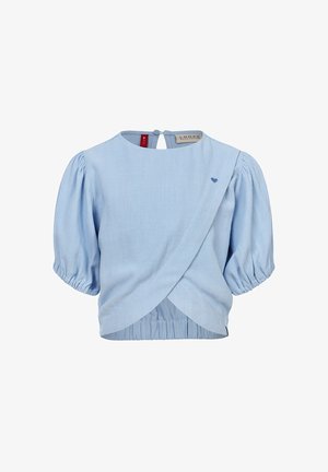 Lichtblauw wikkelshirt met pofmouwen, gemaakt van textuurstof. Bevat een knoopsluiting aan de achterkant en een klein hartje aan de voorkant.