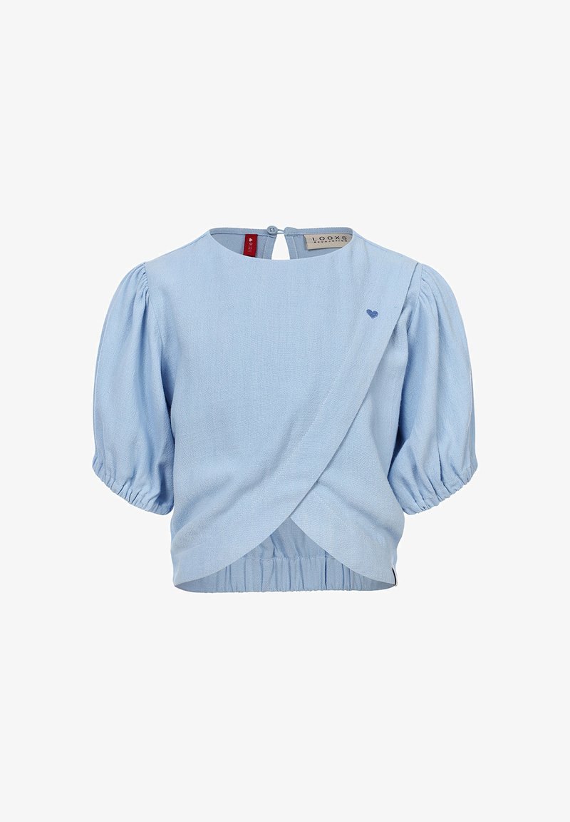 Lichtblauw wikkelshirt met pofmouwen, gemaakt van textuurstof. Bevat een knoopsluiting aan de achterkant en een klein hartje aan de voorkant.